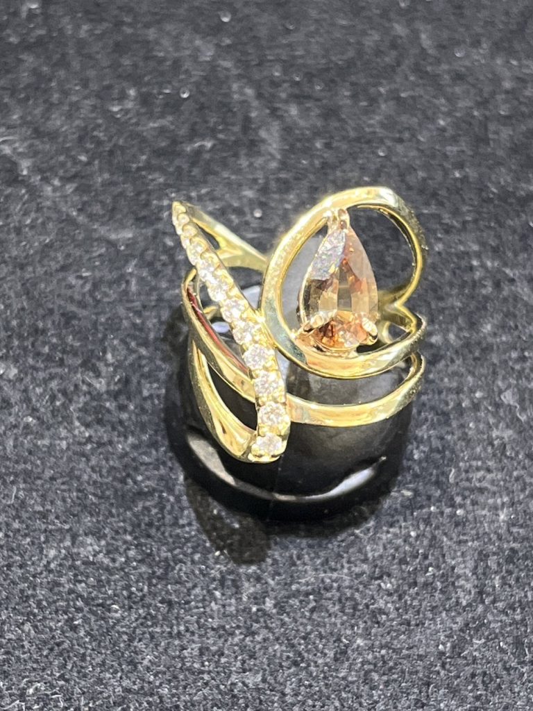 After：アンダリュサイトを留めたリング